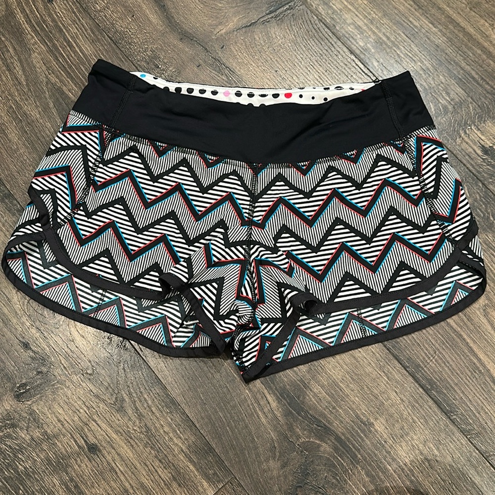 Lululemon Seawheeze 2014 3D Chevron Speed Shorts Size 4 Special Edition